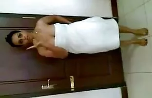 वीडियो उसे कैमरे के सामने एक धमाके के लिए एक अच्छा शुल्क की पेशकश की  यू पोर्न कॉम