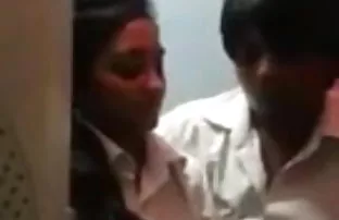 वीडियो मैं अपनी नौकरानी खराब कर दिया और उसे छेद में डाल ।  sex ke baare me