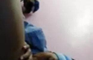 वीडियो वह अपने बच्चे के भगशेफ की मालिश करती है ।  सेक्सी वीडियो का फोटो