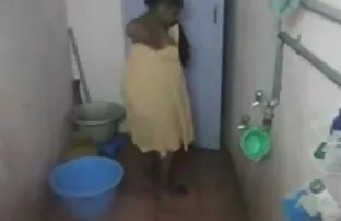 वीडियो एक आदमी के साथ अपनी पत्नी को धोखा दे एक युवा पड़ोसी, जो एक पुरानी है  समभोग के फोटो