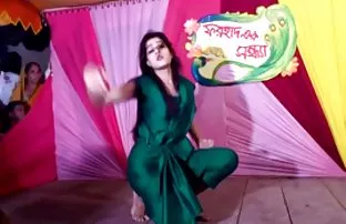 वीडियो सेक्स के साथ एक स्लिम मोहक सौंदर्य  बफ फोटो ओपन