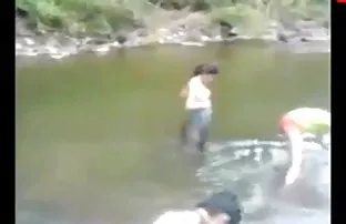 वीडियो अच्छा पड़ोसी की अनुमति दी पॉलिश करने के लिए उसके मुंडा पेशाब  फिल्में