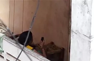वीडियो लड़की खुशी से दोनों सदस्यों को खुश  लडकी का सफेद पानी
