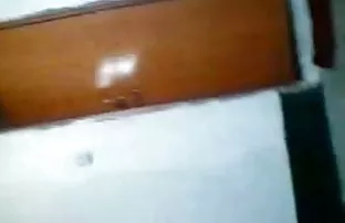 वीडियो स्कीनी थाई वेश्या नीचे और उसे उसके कमरे की बालकनी पर डाल दिया ।  पोर्न के तुबे