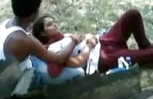 वीडियो पुलिसकर्मी ने दोनों को चुराया है, सलाखों के पीछे बैठे, उग्र वेगन्स के साथ सजीले टुकड़े किए ।  ब्लू फिल्म वीडियो में