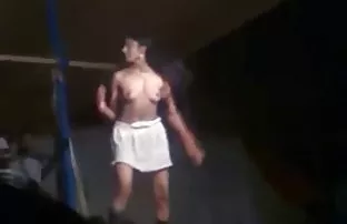वीडियो एक बनाता है  हिंदी ब्लू फिल्म दिखाई