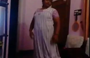 वीडियो एशले की छत पर चलता है, बंद अपने लाल पोशाक लेता है और एक नग्न शरीर से पता चलता है  पिक्स ऑफ़ सेक्स