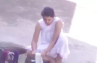 वीडियो एक टैक्सी चालक पीछे की सीट पर नेटली अटक गया ।  लड़की का सेक्स
