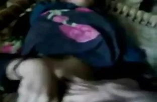 वीडियो एक परेशान लिंग एक गुलाब में चलाई  लडकी
