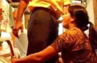 वीडियो नृत्य के एक युवा प्रेमी के कोच के साथ बाहर ले जाने का प्रदर्शन करती है  इंग्लिश फिल्म ब्लू