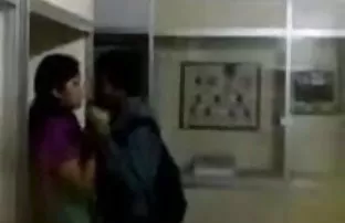 वीडियो एक आधा नग्न लड़की सोता है, लेकिन यह समय है उसे जगाने के लिए  सेकस बिडीव