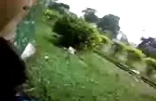 वीडियो उसके हाथ में एक कैमरा पकड़े और सब कुछ फिल्माने  महिला का शरीर