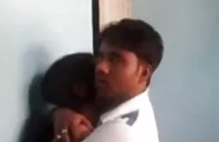 वीडियो वन पार्क में पेड़ों के बीच एक एकांत हरे रंग का घास का मैदान चुना गया था और सेक्स  ब्लू फिल्म इन हिंदी