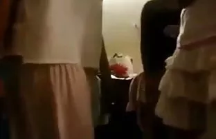 वीडियो बैठे पर सुतली ऑपरेटर और फिर खराब हो जाता है  करीना कपूर नगी