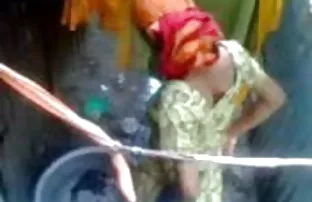 वीडियो तीन छात्रों को आराम पर के सोफे  पतंजलि सेक्स पावर