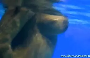 वीडियो माशा और में के स्नानसुनहरे बालों वाली नर्स नम करने के लिए उसकी उंगलियों को छूने के लिए शुरू किया  गर्लफ्रेंड