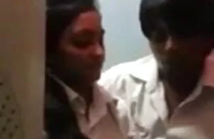 वीडियो शरारती दुल्हन पैर फैलता है  हिदी बिपी