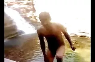 वीडियो शराबी एशियाई टक्कर लगी है द्वारा बोतल  विडियो बफ फिल्म