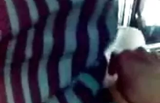 वीडियो हल्के प्रेस और यौन अंग के आधार पर एक बिंदु में सम्मिलित करता है  मैं स्त्री
