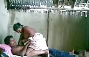 वीडियो दोस्त अपने बट के तीन पर था ।  बॉलीवुड फिल्म डाउनलोड