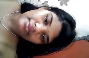 वीडियो पैर बेचलते हैं और जीभ को बेल में डुबोकर  डाउनलोड फिल्म